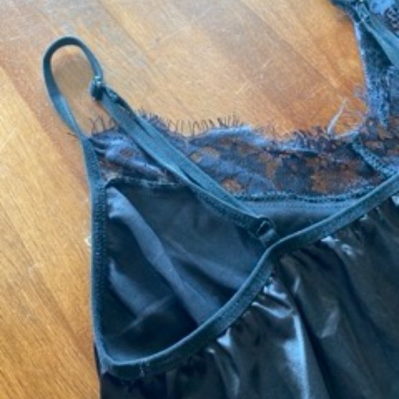 Black Laced Trim Tank Top - Picture 7 of 8